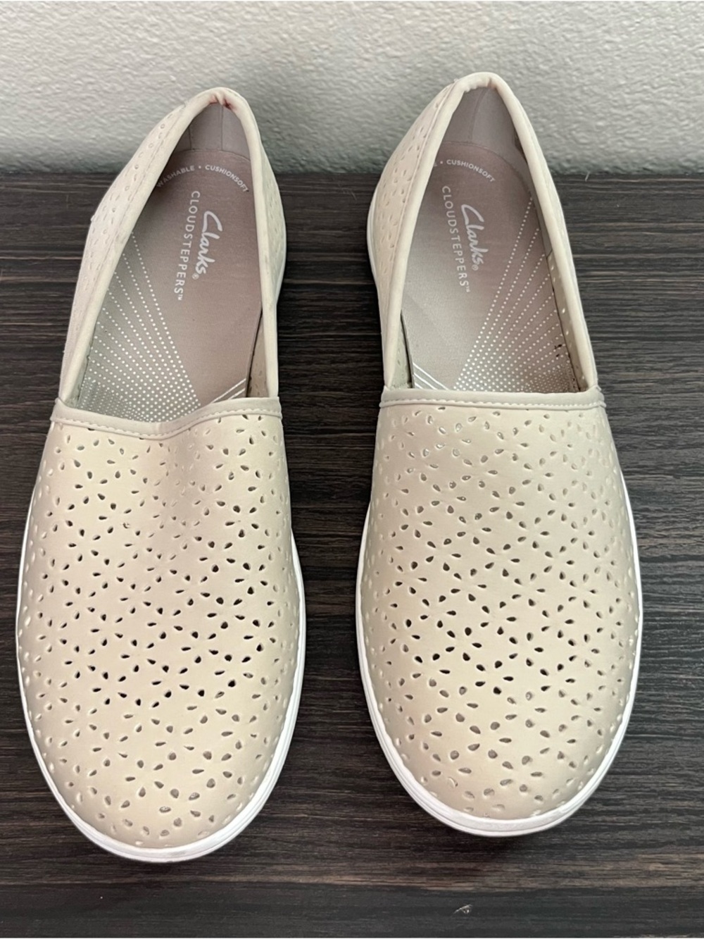 Clarks Beige Cloudsteppers floral Slip-On Flats Comfort Walk Active Airy Fresh